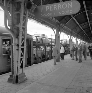 159561 Afbeelding van de autoslaaptrein langs het perron van het N.S.-station 's-Hertogenbosch te 's-Hertogenbosch.